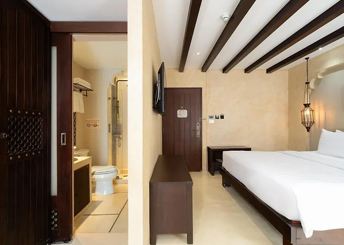Dewan Hotel 3*
